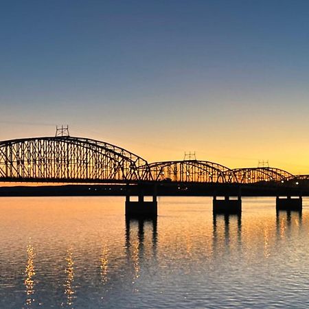 צ'מברליין A Bridge View Inn מראה חיצוני תמונה